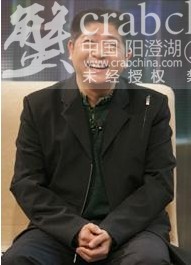 酷爱大闸蟹的著名滑稽戏演员王汝刚