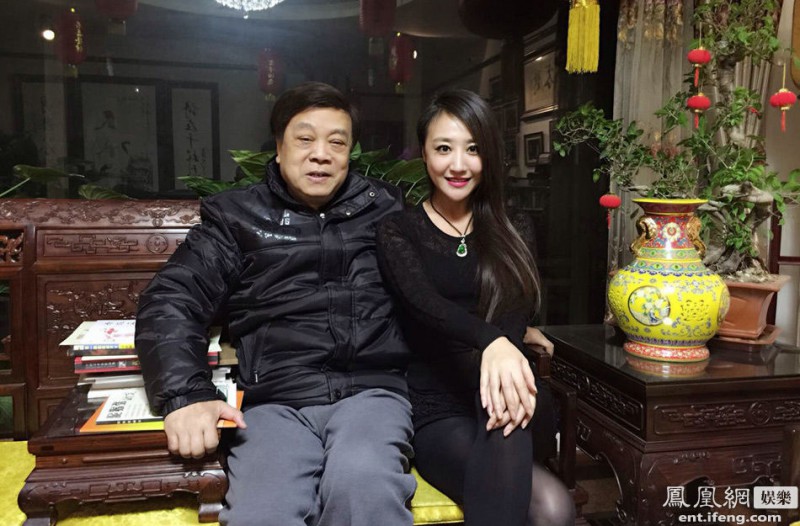 12月10日，著名主持人赵忠祥邀美女主持人左岩等到家中国聚餐，并亲自下厨一起品尝大闸蟹。