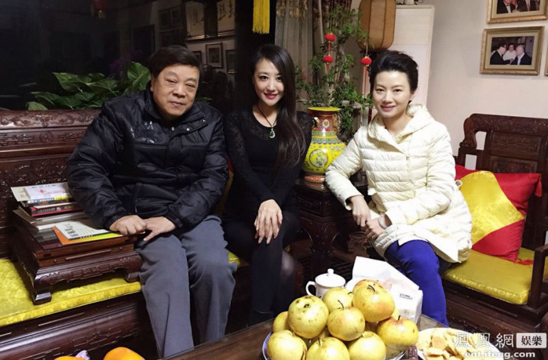 主持人赵忠祥邀美女主持人左岩等到家中国聚餐,并亲自