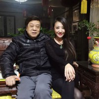 主持人赵忠祥邀美女主持人左岩等到家中国聚餐，并亲自下厨一起品尝大闸蟹