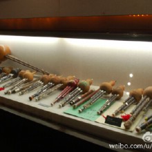#走进巴城#【东宝笛馆】是我国著名笛艺大师陈东宝的笛子藏馆，位于巴城老街西侧，2008年正式落成开放，其中收藏了陈东宝多年来收藏、受赠的数百根大小不一的笛子，也展示了陈东宝在流浪经历的坎坷不屈和艺海生