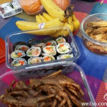 周六的倾盆大雨赶走了乌云迎来了阳光，周日风和日丽，乘着春风相约牛牛一家踏青去喽，妈妈为了周日的出游可是准备好多美食呢，郊游当然必须配便当啦，宝贝们，大人们吃得可开心香极啦哦，到了阳澄湖景区，大家没吃早