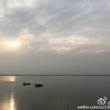 太阳照在阳澄湖上，渔民整理好渔网准备回家.......
