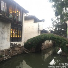 距上次来周庄已经整10年了，那时还是十几岁的小姑娘，跟爸妈一块下江南访老友、游周庄，赏喷泉，在阳澄湖边吃大闸蟹，第一次进古镇，记忆犹新。10年有不变的景色，万变的商业，多了些酒馆，厕所也焕然一新，时间