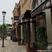 在苏州市北的阳澄湖畔，有一座带有浓郁欧洲建筑风格的购物小镇，名字叫做奕欧来。每一栋小楼都风情无限，有一种身处欧洲小镇的错觉。时下热播的电视剧《何以笙箫默》把这里作为剧中美国街景的主要取景地。