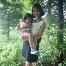 阳澄湖费尔蒙，农庄很大，但是游泳池和儿童中心很小，春秋让小朋友感受下田园还是不错的，有只萌猪到处跑，还有孔雀山羊什么的，但是现在已经热得有点吃不消了～