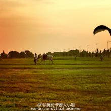 黄昏的阳澄湖边：骑马，滑翔机，游泳…