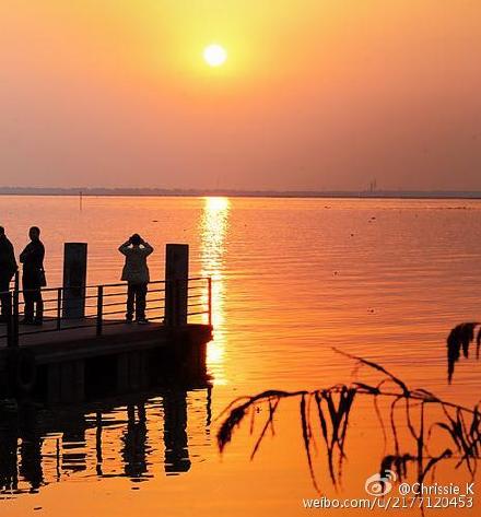 阳澄湖的大闸蟹味美，但阳澄湖的夕阳风光更美。