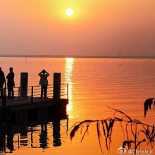 阳澄湖的大闸蟹味美，但阳澄湖的夕阳风光更美。