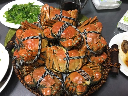 老板请客去到昆山吃阳澄湖大闸蟹，蟹膏肥厚腻口，味道非常赞。