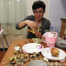 徒弟来家里吃大闸蟹。很认真的样子，比练功用心多了