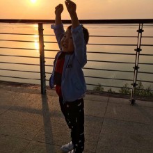 五一快乐！[爱你]爸爸回来就带我和妈妈来阳澄湖亲子游，跑步、骑车、游泳、喂小动物……总是腻着他，好开心[鼓掌]