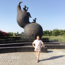 苏州阳澄湖葫芦岛生态园，绿化、湖水、雕塑、建筑等浑然一体。是节假日休闲的好处去。