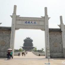 今天去了苏州阳澄湖半岛重元寺和莲池湖公园，转了一大圈，走走拍拍……就是天不太好……