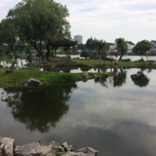 网上看到周边有个草鞋山遗址公园，好家伙，不得了嘛，咱这地方也有遗址公园，也是文化起源，赶紧导航瞧瞧去。导航告诉我“您已到达目的地”，我就纳闷了，好好一个遗址公园咋没门呢？原来路标“老重元寺”里头便是草