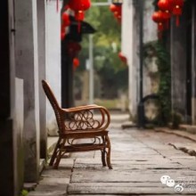 这条从清光绪年间一路走来的历史老街，名气远不如山塘街、平江路，甚至昆山巴城镇的一些当地人，也并不熟知。但来到这里，那份宁静和光影间透露的文化气质，足以将你的思绪拉回到数百年前……五月的风，碧绿的水，两