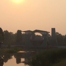 莫道君行早，更有早行人