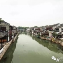 这条从清光绪年间一路走来的历史老街，名气远不如山塘街、平江路，甚至昆山巴城镇的一些当地人，也并不熟知。但来到这里，那份宁静和光影间透露的文化气质，足以将你的思绪拉回到数百年前……五月的风，碧绿的水，两