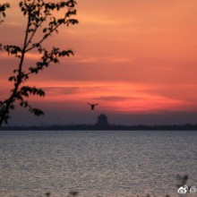 日落阳澄湖，悬挂重元寺