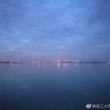 夜幕下的阳澄湖，风平浪静，蝉鸣虫嘶，夜钓的人们时不时的甩出钓竿，不远处的野泳爱好者正享受畅游的快感，湖底的螃蟹在慢慢的脱壳……人与自然和谐共处 ​