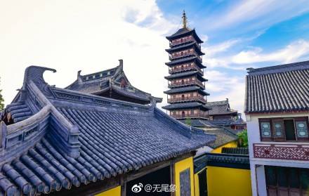 #无尾象在路上# 巴城老街后的寺庙，三支清香可进寺！