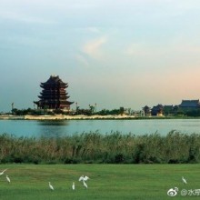 【阳澄湖旅游度假区】阳澄湖旅游度假区位于江苏昆山巴城镇阳澄湖畔，因盛产驰名中外的大闸蟹而著名。阳澄湖，四季如春，湖水清澈。东岸线长达9.67公里，蜿蜒曲折，极富诗意。主要景点有大上海高尔夫俱乐部、阳澄