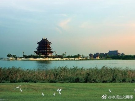 【阳澄湖旅游度假区】阳澄湖旅游度假区位于江苏昆山巴城镇阳澄湖畔，因盛产驰名中外的大闸蟹而著名。阳澄湖，四季如春，湖水清澈。东岸线长达9.67公里，蜿蜒曲折，极富诗意。主要景点有大上海高尔夫俱乐部、阳澄