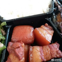 阳澄湖的工作盒饭，红烧肉意外地好吃。