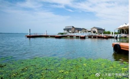 【阳澄湖】江南水乡不缺湖泊，苏州阳澄湖，以“蟹”闻名，当然缘于她的水质。秋风起，蟹肥时，也是阳澄湖最丰腴时节。湖中的蟹田，正在守望秋日的收成。不过，“大闸蟹”的光环下，阳澄湖似乎只有秋天，春日常常被遗