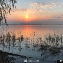 【昆山，这里有你想要的生活。[微风]】这里有风光无限的阳澄湖，有晚霞绝美的风景[太阳]，这里有大大的落地窗的酒店，醒来就能看见阳澄湖，这里有原汁原味的江南古镇，这里有让人慕名前来的大闸蟹[舔屏]...