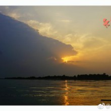 阳澄湖的傍晚，乘着小船慢慢游览，远处夕阳西下，近处水波潋滟，看着湛蓝天空染上金黄，一派渔歌唱晚的宁静。#旅途食色##带着微博去旅行# @苏州市旅游局 ​