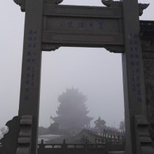 重元寺除了承载千年历史佛文化，还拥有我国最大的观音金像，并且位于天水之间阳澄湖之上的观音阁。宏伟的观音阁梯上，可以远望烟波浩渺的天水一色，腾跃人间仙境，，，。尘间凡俗不足为事。