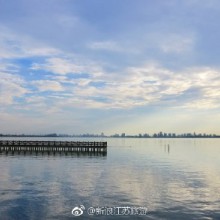 #江苏生活# 【这片蓝，让人想要沉醉其中】好多地方都下暴雨了，天气预报也显示这一周都没有晴天了。[允悲]再看一看苏州的天吧。在阳澄湖体育公园，天低得感觉能触摸到云彩，赛道一直蔓延到水天交接的地方，果然