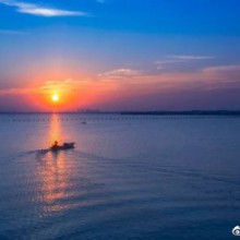 风光旖旎的阳澄湖畔，水质清澈，生态优美，交通便捷，以其独特的生态环境和民俗文化著称，成为江南独具特色的悠闲旅游度假胜地。