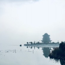 阳澄湖边一座有1500多年历史的佛、法、道三宝具足的寺庙，于70年代毁于文革，但又在2003年重建、2007年开光，今天仍未完工，但规模宏大，处处细节体现用心 ​